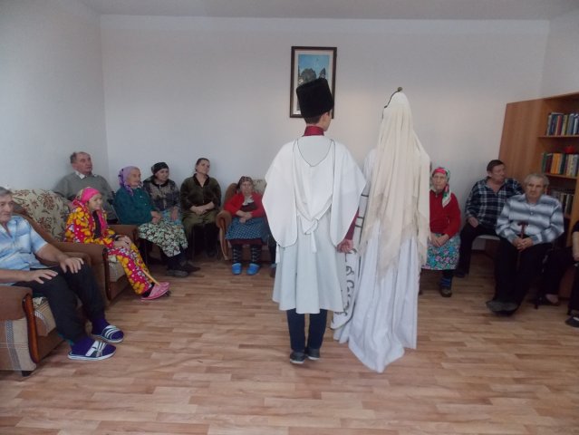 23.11.2015г. специалисты КДЦ и специалист по работе с молодежью с.п. Алтуд посетили дом пристарелых  в с. Салдатском с показательным концертом и подарками от главы с.п. Алтуд. 