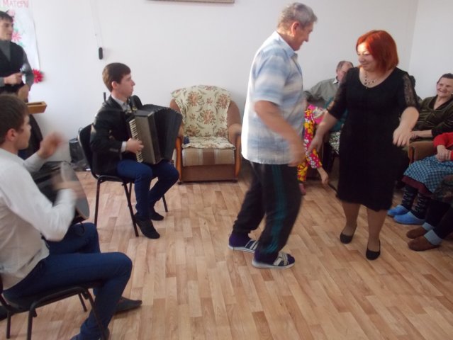 23.11.2015г. специалисты КДЦ и специалист по работе с молодежью с.п. Алтуд посетили дом пристарелых  в с. Салдатском с показательным концертом и подарками от главы с.п. Алтуд. 